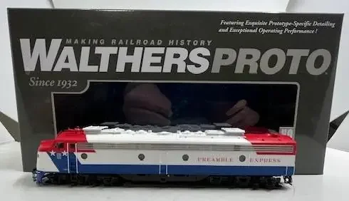 Walthers 920-42384 HO Preamble Express EMD E9A Diesel Locomotive 951 w DCC NIB